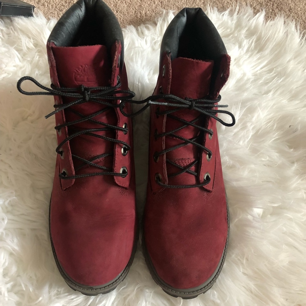 Deep red timberlands 7 youth/women’s 9 (RARE)
